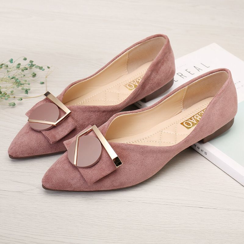 Flache Schuhe Aus Veloursleder Mit Knopfdetail Und Spitzer Zehenpartie