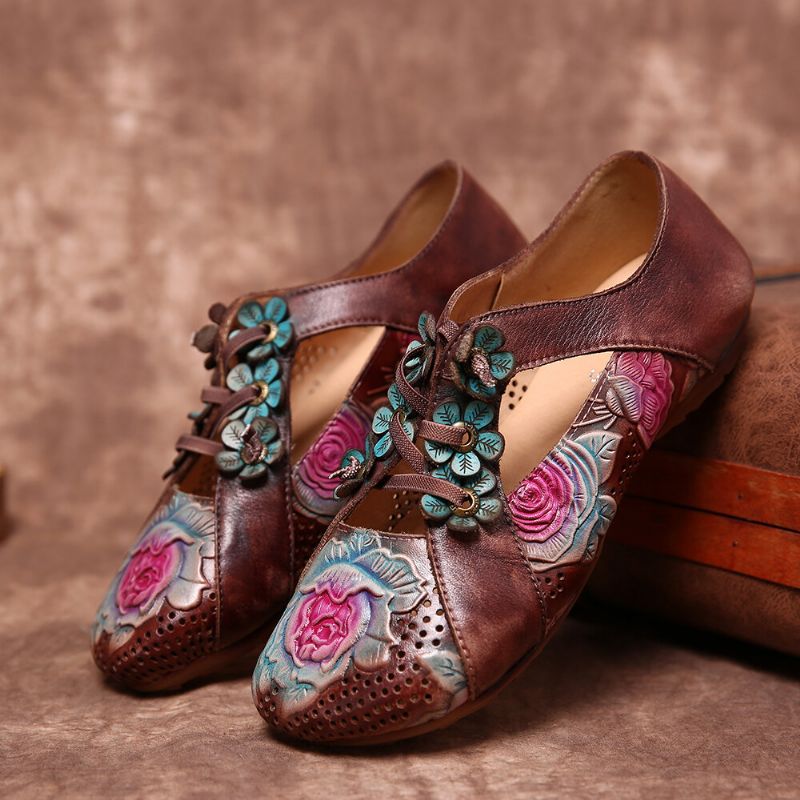 Retro-geprägte Blumenspleißung Mit Floralen Hohlschnürschuhen Zum Hineinschlüpfen