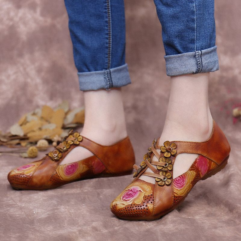 Retro-geprägte Blumenspleißung Mit Floralen Hohlschnürschuhen Zum Hineinschlüpfen