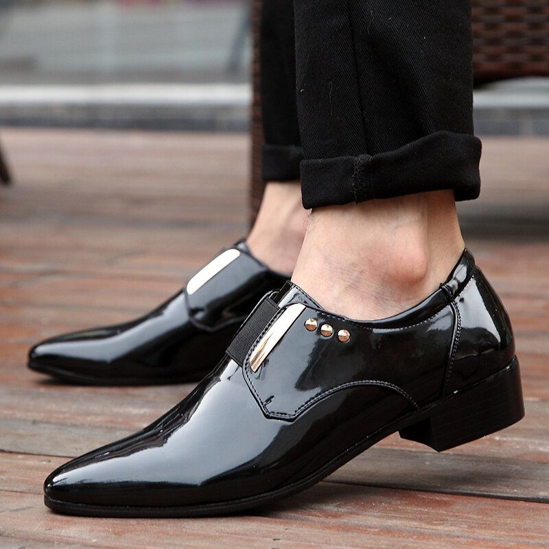 Herren-slip-on-kleiderschuhe Aus Glänzendem Lackleder Mit Spitzer Zehenpartie