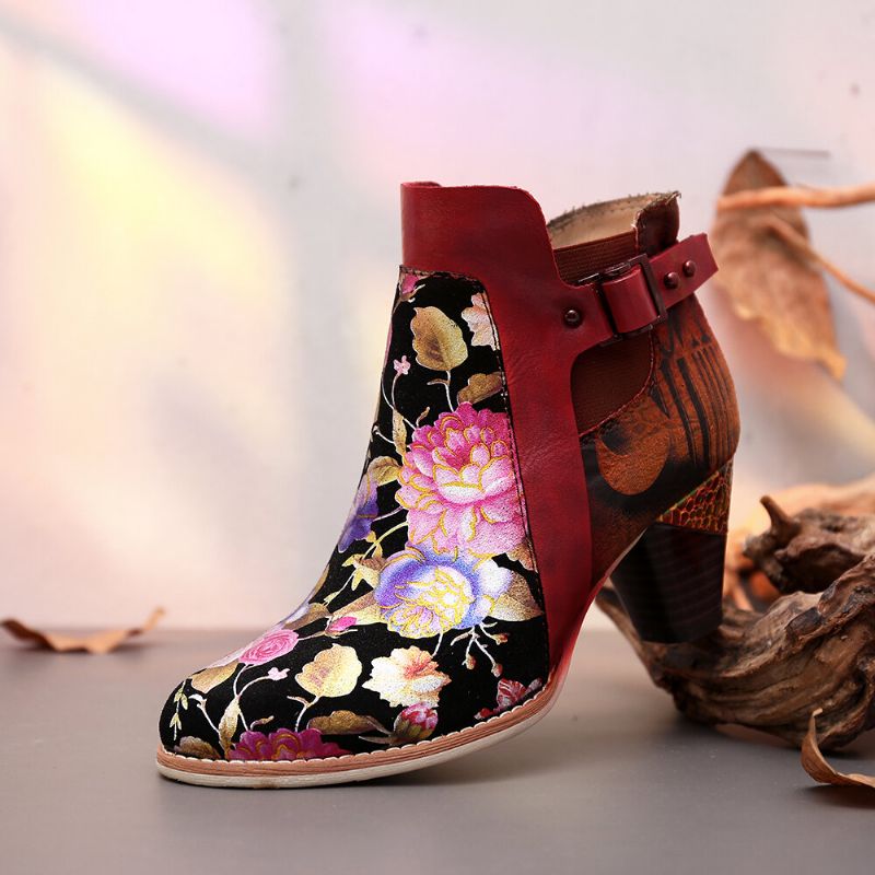 Geblühte Retro-blume Kombiniert Mit Eleganten Einzigartigen High Heel-stiefeln Im Modernen Stil