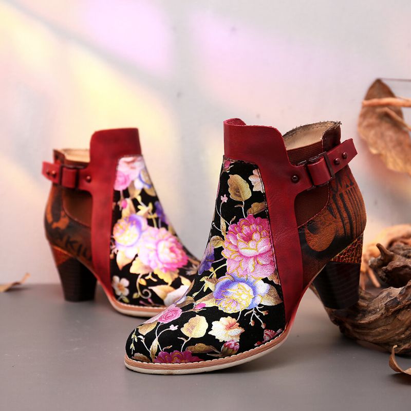 Geblühte Retro-blume Kombiniert Mit Eleganten Einzigartigen High Heel-stiefeln Im Modernen Stil