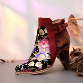 Geblühte Retro-blume Kombiniert Mit Eleganten Einzigartigen High Heel-stiefeln Im Modernen Stil