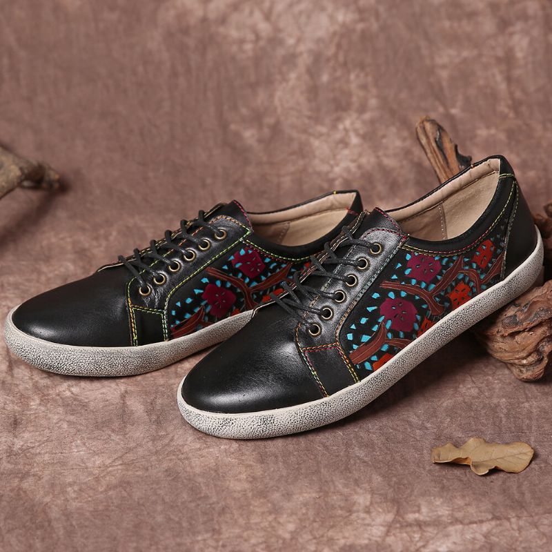 Flache Retro-lederschnürsneaker Mit Ziernähten Und Blumenausschnitten