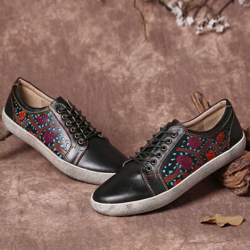 Flache Retro-lederschnürsneaker Mit Ziernähten Und Blumenausschnitten