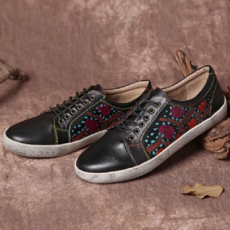 Flache Retro-lederschnürsneaker Mit Ziernähten Und Blumenausschnitten